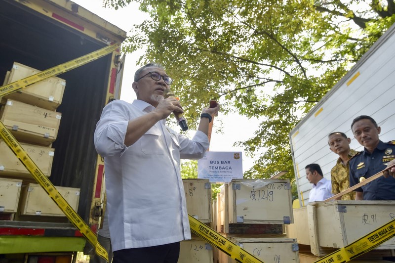 Menteri Perdagangan Zulkifli Hasan memusnahkan tembaga, powder flavoring, manisan padat, parfum cair, serbuk teh dan rempah-rempah kering produk impor yang tidak sesuai ketentuan. (Dok: Kemendag) Menteri Perdagangan Zulkifli Hasan memusnahkan tembaga, powder flavoring, manisan padat, parfum cair, serbuk teh dan rempah-rempah kering produk impor yang tidak sesuai ketentuan. (Dok: Kemendag)