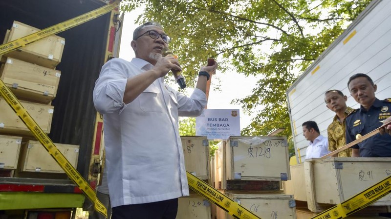 Menteri Perdagangan Zulkifli Hasan memusnahkan tembaga, powder flavoring, manisan padat, parfum cair, serbuk teh dan rempah-rempah kering produk impor yang tidak sesuai ketentuan. (Dok: Kemendag)