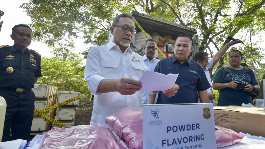 Menteri Perdagangan Zulkifli Hasan memusnahkan tembaga, powder flavoring, manisan padat, parfum cair, serbuk teh dan rempah-rempah kering produk impor yang tidak sesuai ketentuan. (Dok: Kemendag)