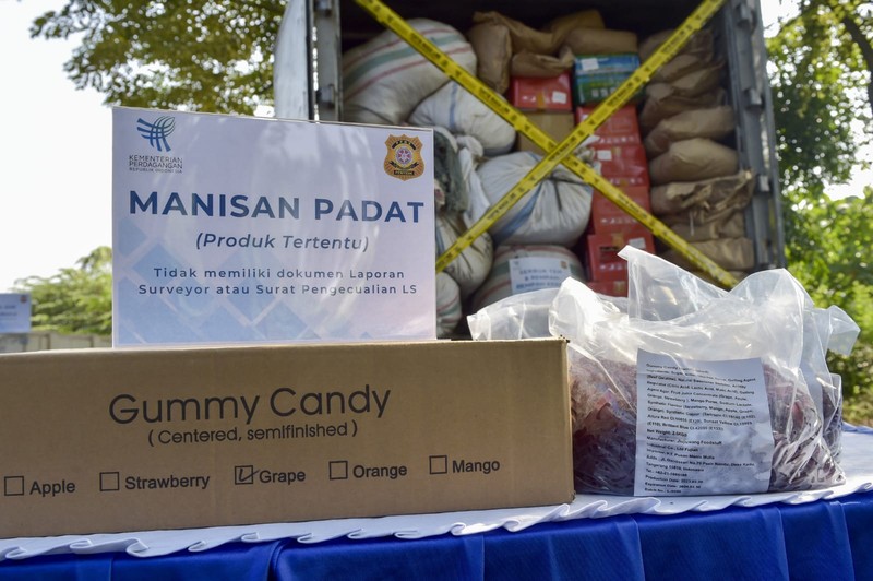 Menteri Perdagangan Zulkifli Hasan memusnahkan tembaga, powder flavoring, manisan padat, parfum cair, serbuk teh dan rempah-rempah kering produk impor yang tidak sesuai ketentuan. (Dok: Kemendag) Menteri Perdagangan Zulkifli Hasan memusnahkan tembaga, powder flavoring, manisan padat, parfum cair, serbuk teh dan rempah-rempah kering produk impor yang tidak sesuai ketentuan. (Dok: Kemendag)