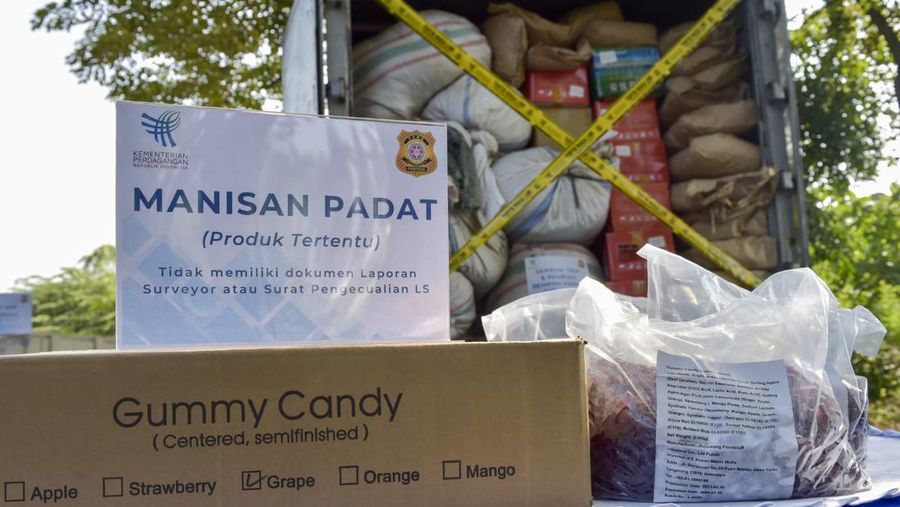 Menteri Perdagangan Zulkifli Hasan memusnahkan tembaga, powder flavoring, manisan padat, parfum cair, serbuk teh dan rempah-rempah kering produk impor yang tidak sesuai ketentuan. (Dok: Kemendag)