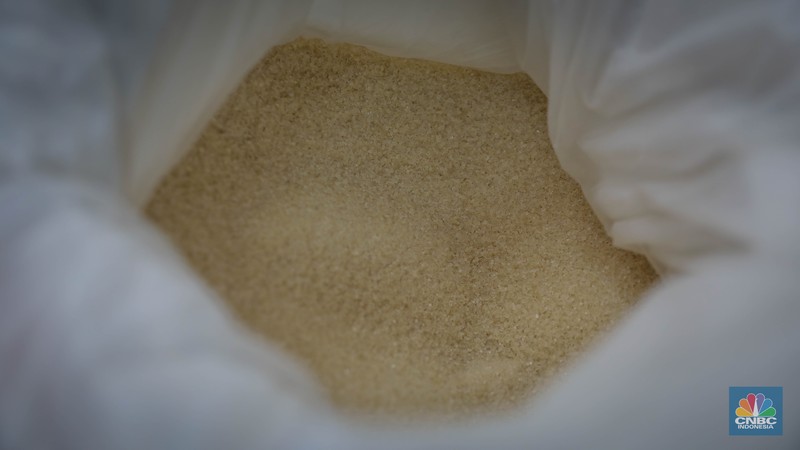Pedagang menimbang dan mengemas gula pasir di Pasar Rumput, Jakarta, Jumat (9/6/2023). Harga gula pasir di Pasar Rumput rata-rata dijual dengan harga Rp15 ribu per kilogram. (CNBC Indonesia/Faisal Rahman) Pedagang menimbang dan mengemas gula pasir di Pasar Rumput, Jakarta, Jumat (9/6/2023). Harga gula pasir di Pasar Rumput rata-rata dijual dengan harga Rp15 ribu per kilogram. (CNBC Indonesia/Faisal Rahman)