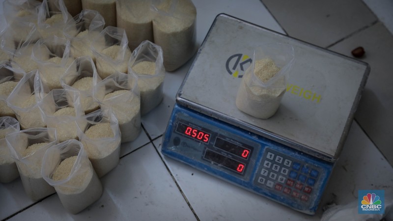 Pedagang menimbang dan mengemas gula pasir di Pasar Rumput, Jakarta, Jumat (9/6/2023). Harga gula pasir di Pasar Rumput rata-rata dijual dengan harga Rp15 ribu per kilogram. (CNBC Indonesia/Faisal Rahman) Pedagang menimbang dan mengemas gula pasir di Pasar Rumput, Jakarta, Jumat (9/6/2023). Harga gula pasir di Pasar Rumput rata-rata dijual dengan harga Rp15 ribu per kilogram. (CNBC Indonesia/Faisal Rahman)
