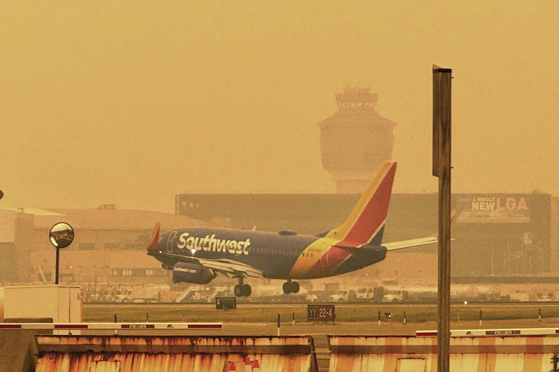 Ratusan penerbangan di sejumlah bandara New York terpaksa ditunda imbas asap kebakaran Kanada menghalangi jarak pandang. (REUTERS/EDUARDO MUNOZ) Ratusan penerbangan di sejumlah bandara New York terpaksa ditunda imbas asap kebakaran Kanada menghalangi jarak pandang. (REUTERS/EDUARDO MUNOZ)