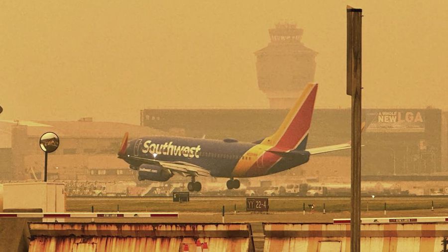 Ratusan penerbangan di sejumlah bandara New York terpaksa ditunda imbas asap kebakaran Kanada menghalangi jarak pandang. (REUTERS/EDUARDO MUNOZ)
