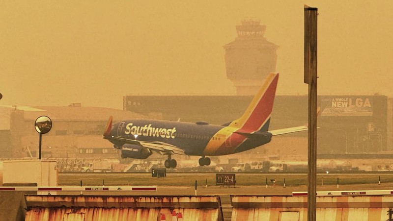 Ratusan penerbangan di sejumlah bandara New York terpaksa ditunda imbas asap kebakaran Kanada menghalangi jarak pandang. (REUTERS/EDUARDO MUNOZ)