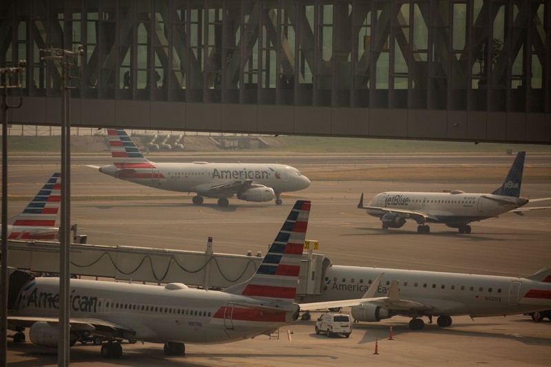Ratusan penerbangan di sejumlah bandara New York terpaksa ditunda imbas asap kebakaran Kanada menghalangi jarak pandang. (REUTERS/EDUARDO MUNOZ) Ratusan penerbangan di sejumlah bandara New York terpaksa ditunda imbas asap kebakaran Kanada menghalangi jarak pandang. (REUTERS/EDUARDO MUNOZ)