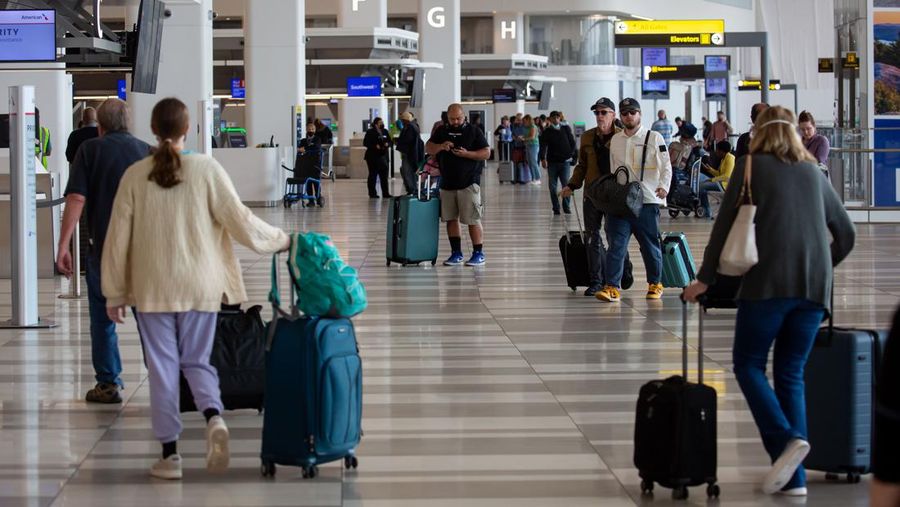 Ratusan penerbangan di sejumlah bandara New York terpaksa ditunda imbas asap kebakaran Kanada menghalangi jarak pandang. (Bloomberg via Getty Images)