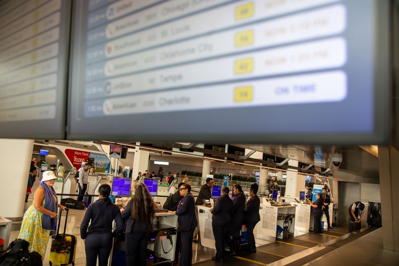 Ratusan penerbangan di sejumlah bandara New York terpaksa ditunda imbas asap kebakaran Kanada menghalangi jarak pandang. (REUTERS/EDUARDO MUNOZ) Ratusan penerbangan di sejumlah bandara New York terpaksa ditunda imbas asap kebakaran Kanada menghalangi jarak pandang. (REUTERS/EDUARDO MUNOZ)