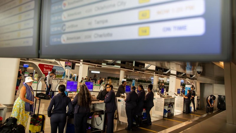 Ratusan penerbangan di sejumlah bandara New York terpaksa ditunda imbas asap kebakaran Kanada menghalangi jarak pandang. (REUTERS/EDUARDO MUNOZ)
