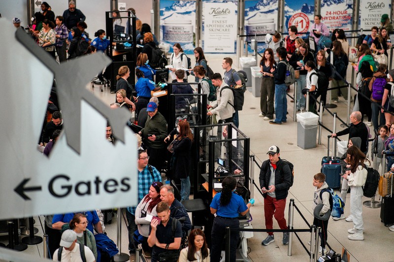 Ratusan penerbangan di sejumlah bandara New York terpaksa ditunda imbas asap kebakaran Kanada menghalangi jarak pandang. (REUTERS/EDUARDO MUNOZ) Ratusan penerbangan di sejumlah bandara New York terpaksa ditunda imbas asap kebakaran Kanada menghalangi jarak pandang. (REUTERS/EDUARDO MUNOZ)