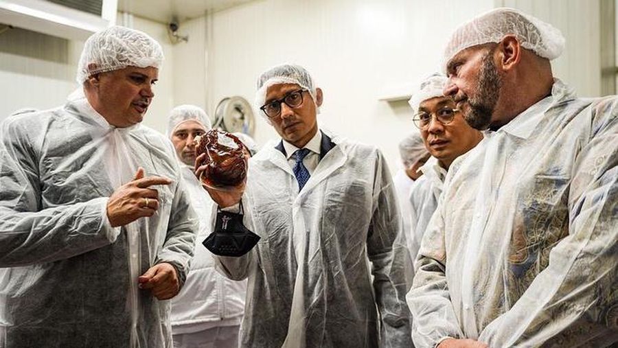 Sandiaga Uno menijau pabrik Rendang Bella Food di Plovdiv, Bulgaria (Tangkapan layar instagram @sandiuno)