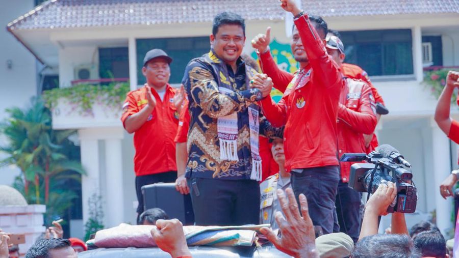 Wali Kota Medan Bobby Nasution menemui ratusan massa yang tergabung dalam Pemuda Batak Bersatu (PBB) saat menggelar aksi damai di depan Balai Kota Medan, Kamis (8/6/2023).
