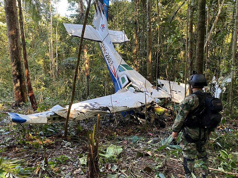Colombian military soldiers attend to child survivors from a Cessna 206 plane that crashed in the jungles of Caqueta, in limits between Caqueta and Guaviare, June 9, 2023. Colombian Military Forces/Handout via REUTERS  ATTENTION EDITORS - THIS IMAGE WAS PROVIDED BY A THIRD PARTY. MANDATORY CREDIT. NO RESALES. NO ARCHIVES.