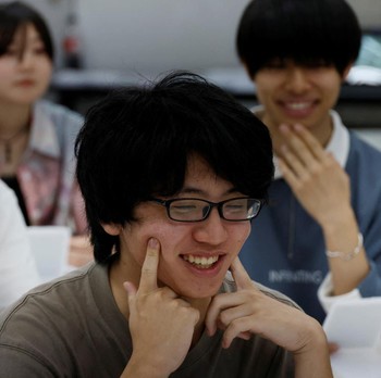 Potret Pekerja Jepang Ikut Les Tersenyum, Demi Dapat Kerjaan