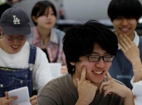 Potret Pekerja Jepang Ikut Les Tersenyum, Demi Dapat Kerjaan