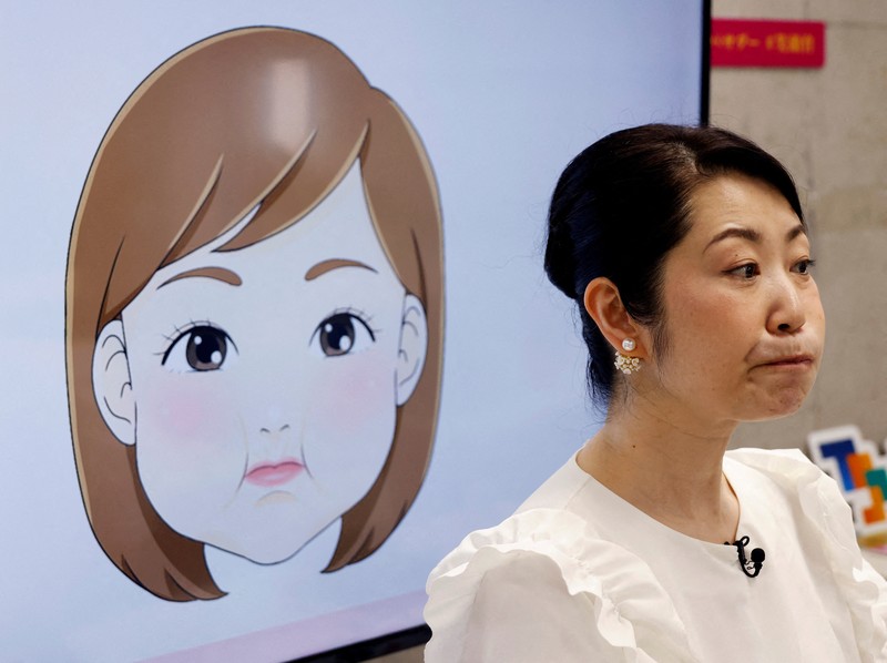 JAPAN-SMILE LESSONS/ Students practice smiling at a smile training course at Sokei Art School in Tokyo, Japan, May 30, 2023. REUTERS/Kim Kyung-Hoon