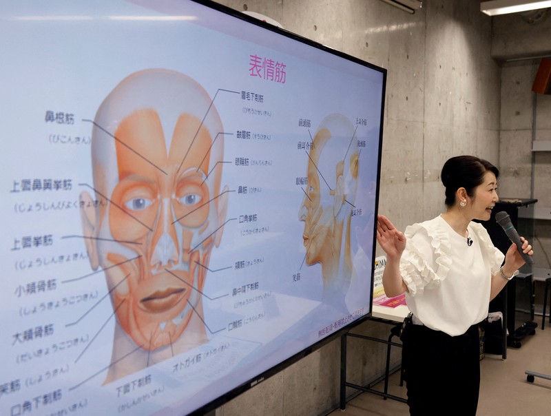 JAPAN-SMILE LESSONS/ Students practice smiling at a smile training course at Sokei Art School in Tokyo, Japan, May 30, 2023. REUTERS/Kim Kyung-Hoon