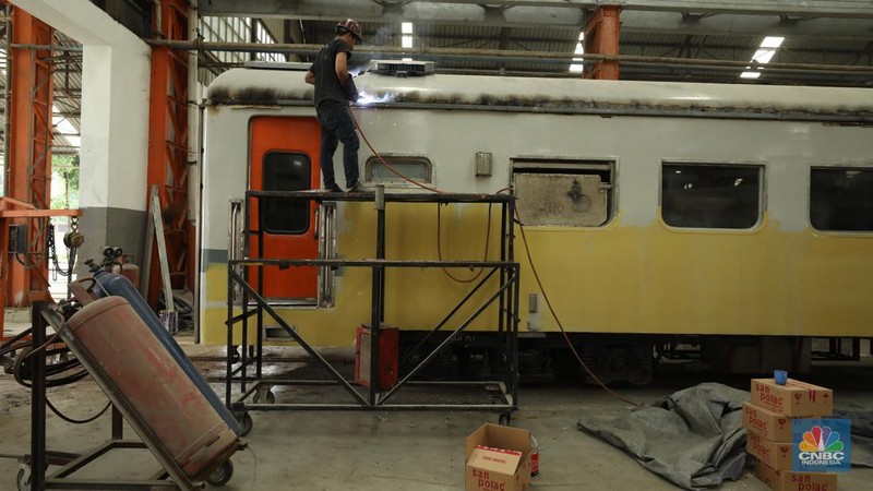 Perbaikan gerbong kereta api di Balai Yasa Manggarai, Jakarta. (CNBC Indonesia/Tri Susilo)