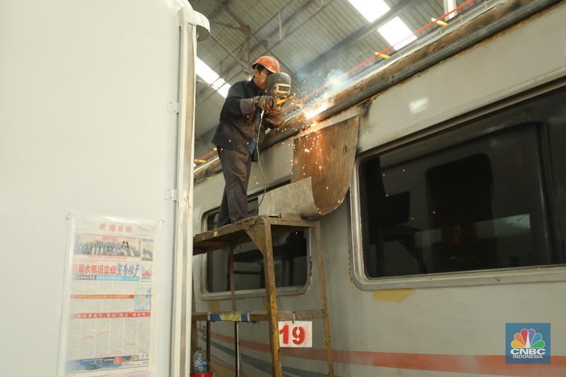 Perbaikan gerbong kereta api di Balai Yasa Manggarai, Jakarta. (CNBC Indonesia/Tri Susilo)