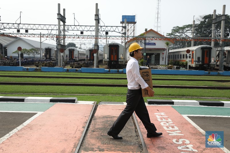 Perbaikan gerbong kereta api di Balai Yasa Manggarai, Jakarta. (CNBC Indonesia/Tri Susilo)