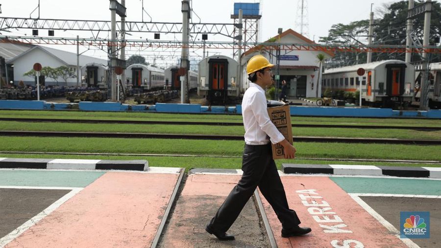Perbaikan gerbong kereta api di Balai Yasa Manggarai, Jakarta. (CNBC Indonesia/Tri Susilo)
