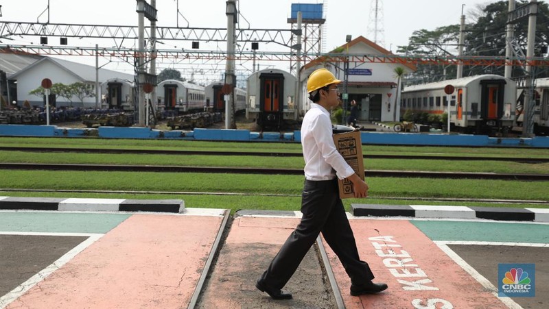 Perbaikan gerbong kereta api di Balai Yasa Manggarai, Jakarta. (CNBC Indonesia/Tri Susilo)