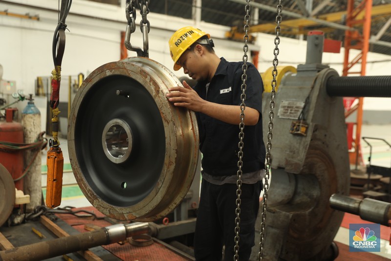 Perbaikan gerbong kereta api di Balai Yasa Manggarai, Jakarta. (CNBC Indonesia/Tri Susilo)