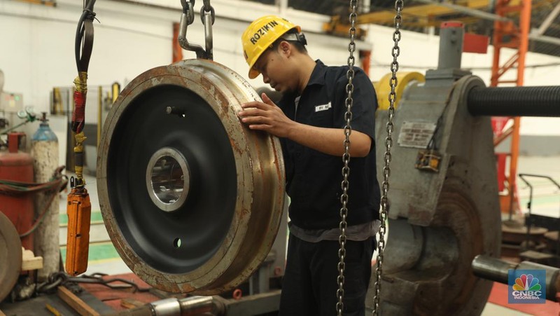 Perbaikan gerbong kereta api di Balai Yasa Manggarai, Jakarta. (CNBC Indonesia/Tri Susilo)