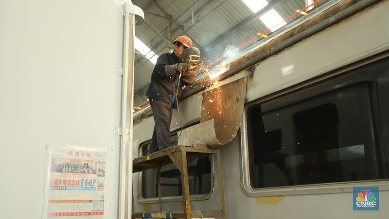 Perbaikan gerbong kereta api di Balai Yasa Manggarai, Jakarta. (CNBC Indonesia/Tri Susilo)