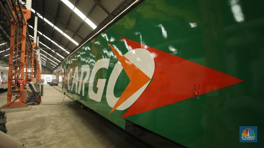 Perbaikan gerbong kereta api di Balai Yasa Manggarai, Jakarta. (CNBC Indonesia/Tri Susilo)