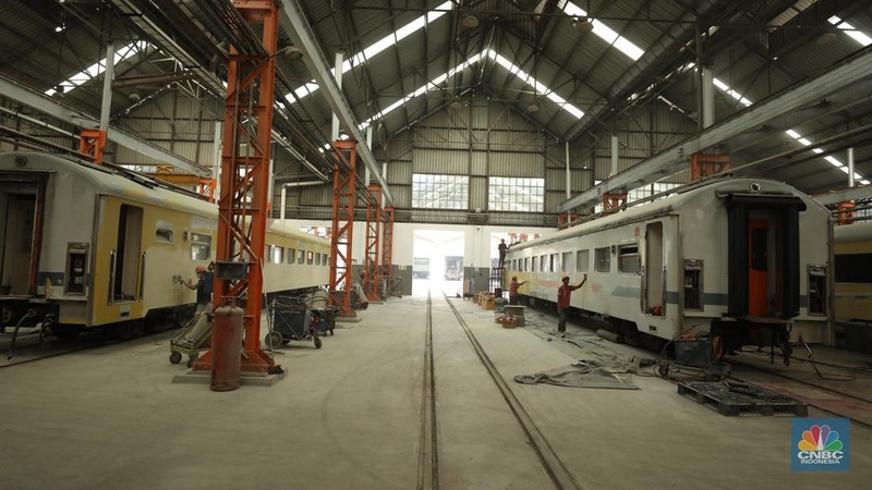 Perbaikan gerbong kereta api di Balai Yasa Manggarai, Jakarta. (CNBC Indonesia/Tri Susilo)