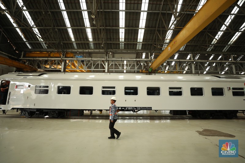 Perbaikan gerbong kereta api di Balai Yasa Manggarai, Jakarta. (CNBC Indonesia/Tri Susilo)