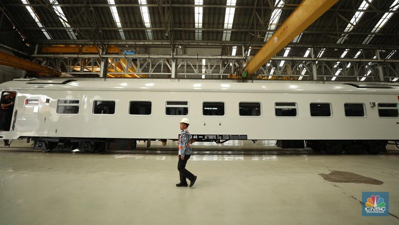 Perbaikan gerbong kereta api di Balai Yasa Manggarai, Jakarta. (CNBC Indonesia/Tri Susilo)