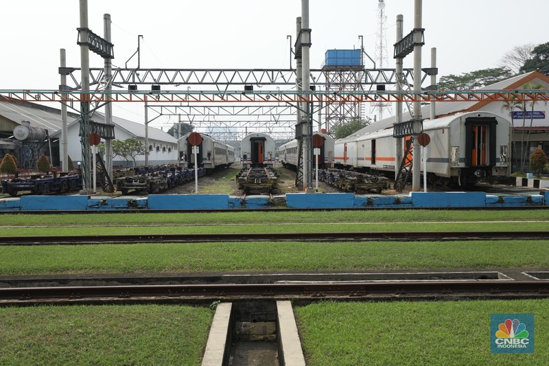 Perbaikan gerbong kereta api di Balai Yasa Manggarai, Jakarta. (CNBC Indonesia/Tri Susilo)
