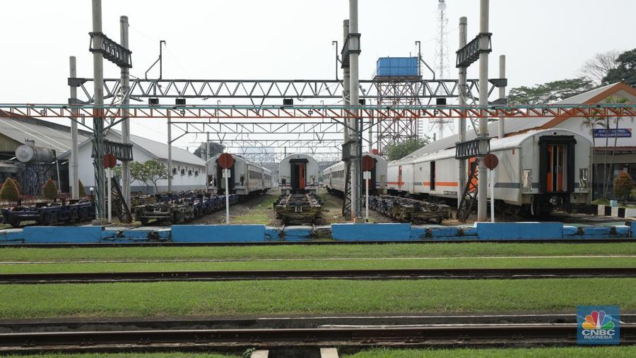 Perbaikan gerbong kereta api di Balai Yasa Manggarai, Jakarta. (CNBC Indonesia/Tri Susilo)