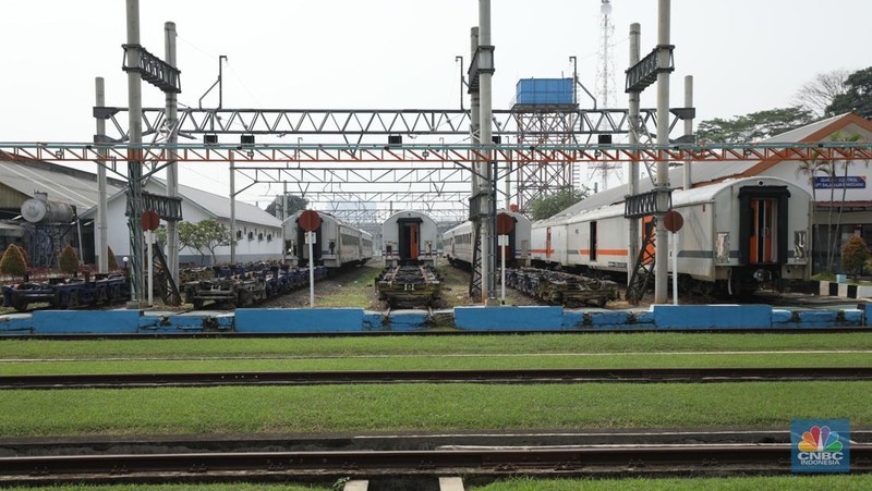 Perbaikan gerbong kereta api di Balai Yasa Manggarai, Jakarta. (CNBC Indonesia/Tri Susilo)