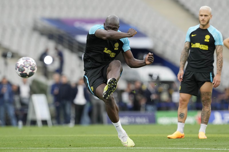 Turkey Soccer Champions League Inter Milan players run during a training session at the Ataturk Olympic Stadium in Istanbul, Turkey, Friday, June 9, 2023. Manchester City and Inter Milan are making their final preparations ahead of their clash in the Champions League final on Saturday night. (AP Photo/Antonio Calanni)