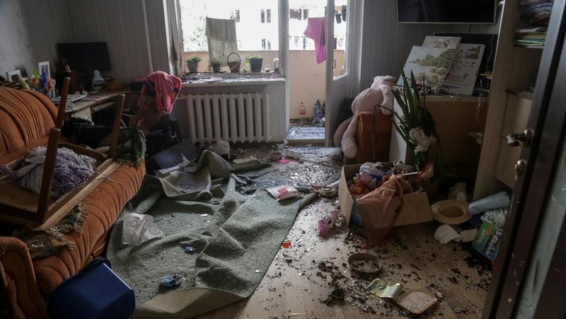 A view shows an apartment building damaged during a massive Russian drone strike, amid Russia's attack on Ukraine, in Odesa, Ukraine June 10, 2023. Press Service of the Operational Command South of the Ukrainian Armed Forces/Handout via REUTERS ATTENTION EDITORS - THIS IMAGE HAS BEEN SUPPLIED BY A THIRD PARTY.