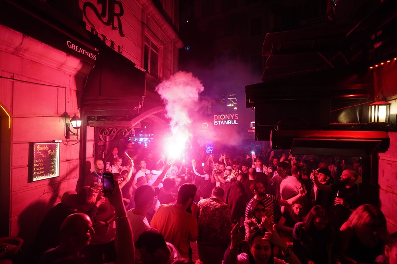 Penggemar Man City merayakan gol pertama tim mereka selama Final Liga Champions UEFA antara Manchester City dan Inter Milan di Stadion Olimpiade Ataturk, saat mereka menonton pertandingan dari sebuah bar di Istanbul tengah. Tanggal pengambilan gambar: Sabtu 10 Juni 2023. (James Manning/PA Images via Getty Images)