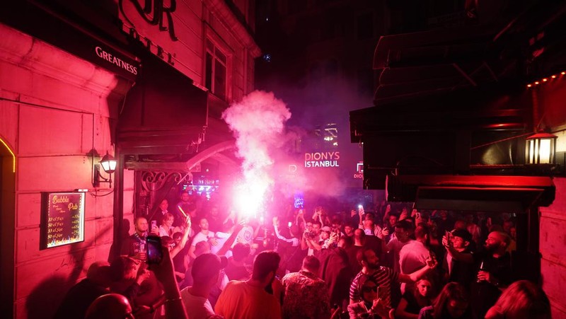 Penggemar Man City merayakan gol pertama tim mereka selama Final Liga Champions UEFA antara Manchester City dan Inter Milan di Stadion Olimpiade Ataturk, saat mereka menonton pertandingan dari sebuah bar di Istanbul tengah. Tanggal pengambilan gambar: Sabtu 10 Juni 2023. (James Manning/PA Images via Getty Images)