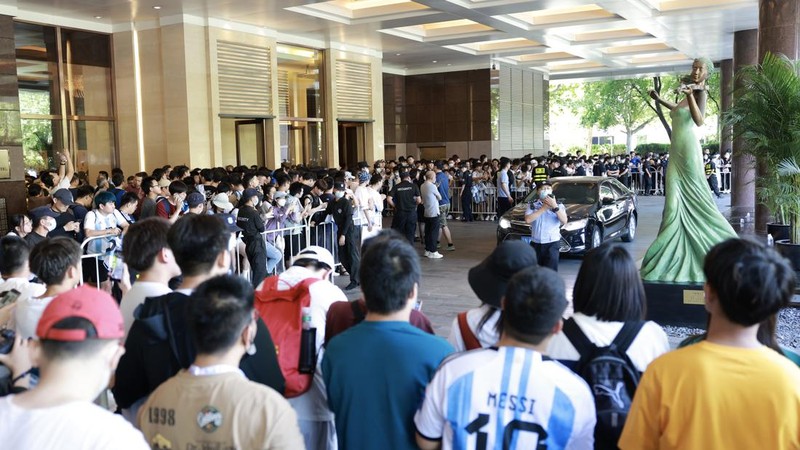Fans menunggu kedatangan Lionel Messi di sebuah hotel jelang pertandingan International Football Invitation 2023 antara Argentina dan Australia pada 10 Juni 2023 di Beijing, China. (Lintao Zhang/Getty Images)