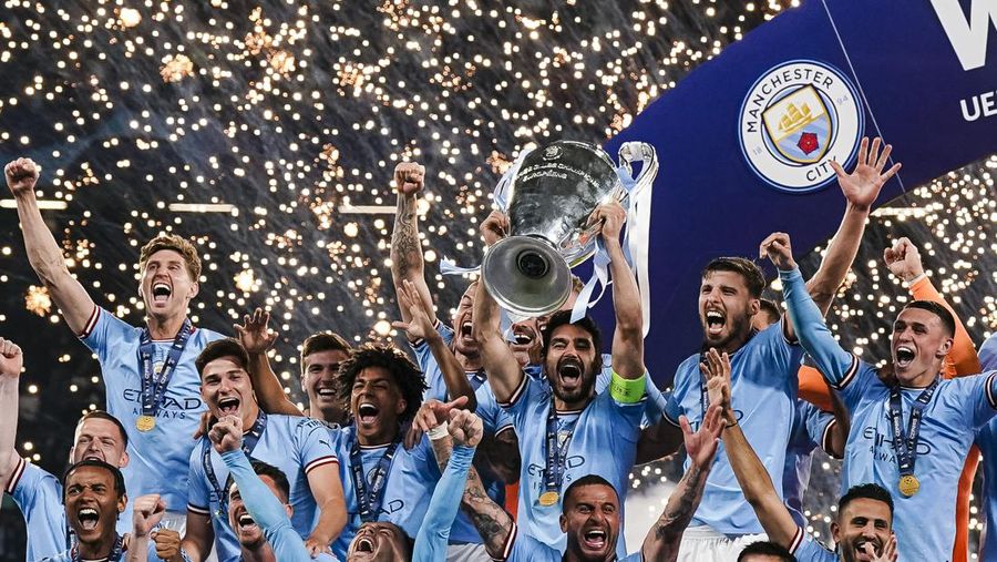 Para pemain Manchester City merayakan kemenangan trofi Liga Champions 2023 setelah pertandingan final Liga Champions UEFA 2022/23 antara FC Internazionale dan Manchester City FC di Atatuerk Olympic Stadium pada 10 Juni 2023 di Istanbul, Turki. (Daniela Porcelli/Eurasia Sport Images/Getty Images)