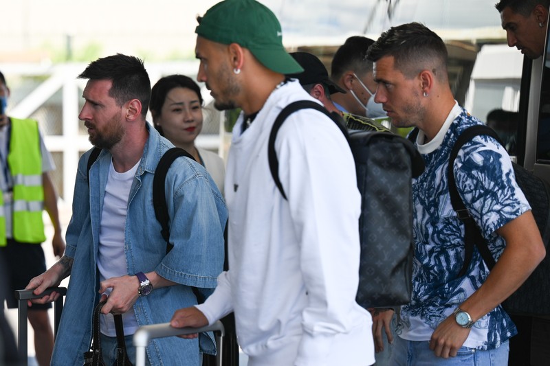 Fans menunggu kedatangan Lionel Messi di sebuah hotel jelang pertandingan International Football Invitation 2023 antara Argentina dan Australia pada 10 Juni 2023 di Beijing, China. Fans menunggu kedatangan Lionel Messi di sebuah hotel jelang pertandingan International Football Invitation 2023 antara Argentina dan Australia pada 10 Juni 2023 di Beijing, China. (Lintao Zhang/Getty Images)