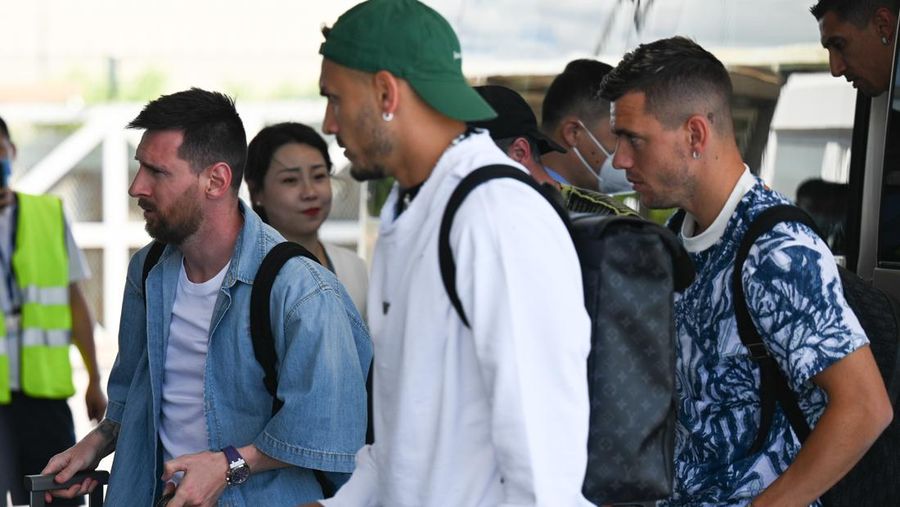 Lionel Messi dan rekan setim Tim Sepak Bola Nasional Argentina tiba di Bandara Internasional Ibukota Beijing pada 10 Juni 2023 di Beijing, China. (VCG/VCG via Getty Images)