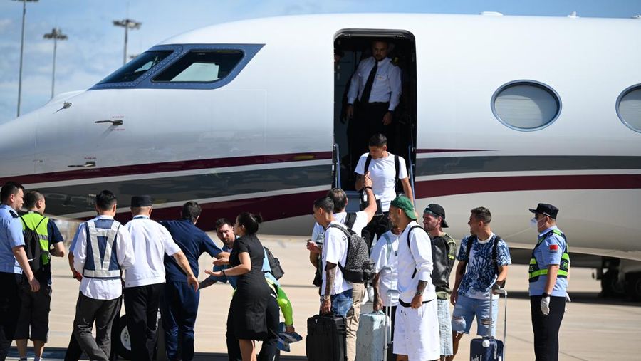Lionel Messi dan rekan setim Tim Sepak Bola Nasional Argentina tiba di Bandara Internasional Ibukota Beijing pada 10 Juni 2023 di Beijing, China. (VCG/VCG via Getty Images)