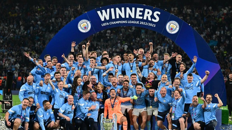 Para pemain Manchester City merayakan kemenangan trofi Liga Champions 2023 setelah pertandingan final Liga Champions UEFA 2022/23 antara FC Internazionale dan Manchester City FC di Atatuerk Olympic Stadium pada 10 Juni 2023 di Istanbul, Turki. (Daniela Porcelli/Eurasia Sport Images/Getty Images)