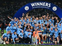 Para pemain Manchester City mengangkat trofi Liga Champions UEFA setelah kemenangan tim dalam pertandingan final Liga Champions UEFA 2022/23 melawan Inter di Ataturk Olympic Stadium pada 11 Juni 2023 di Istanbul,Turkiye. (Serhat Cagdas/Anadolu Agency