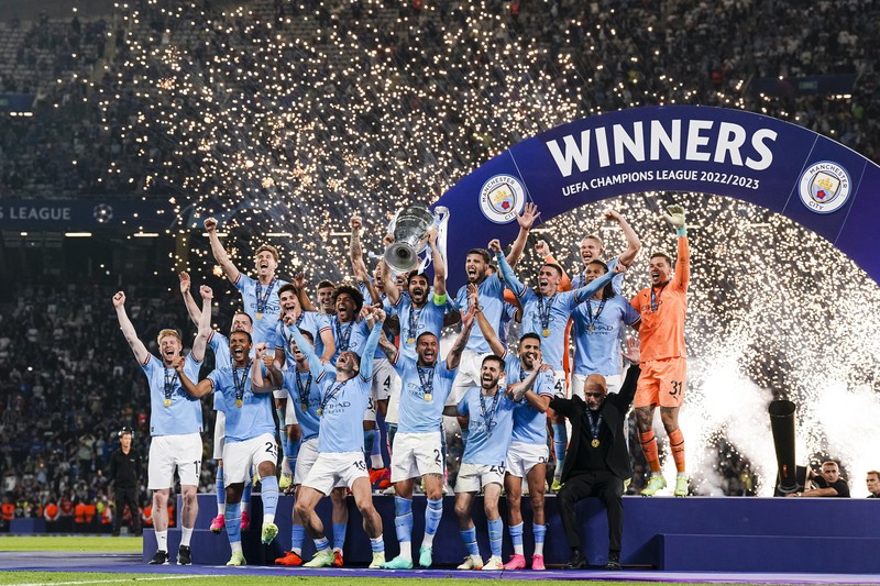 Para pemain Manchester City merayakan kemenangan trofi Liga Champions 2023 setelah pertandingan final Liga Champions UEFA 2022/23 antara FC Internazionale dan Manchester City FC di Atatuerk Olympic Stadium pada 10 Juni 2023 di Istanbul, Turki. (Daniela Porcelli/Eurasia Sport Images/Getty Images)