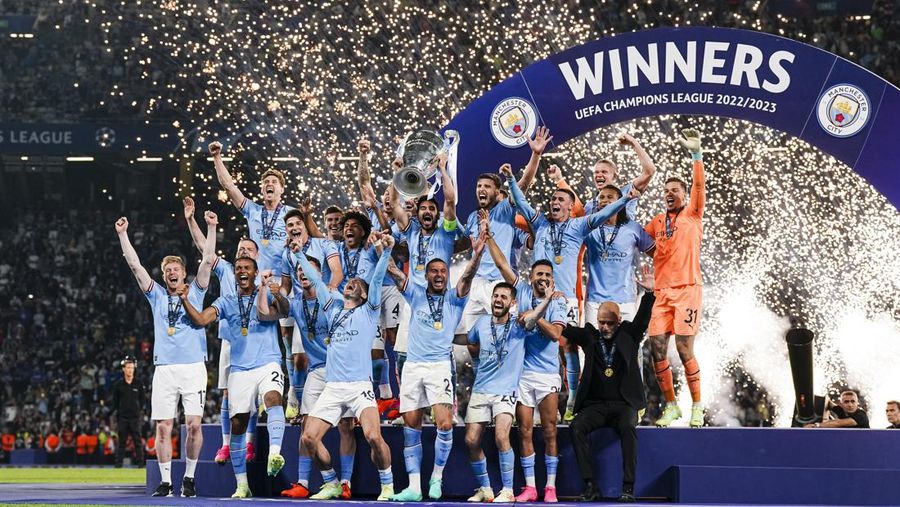 Para pemain Manchester City merayakan kemenangan trofi Liga Champions 2023 setelah pertandingan final Liga Champions UEFA 2022/23 antara FC Internazionale dan Manchester City FC di Atatuerk Olympic Stadium pada 10 Juni 2023 di Istanbul, Turki. (Daniela Porcelli/Eurasia Sport Images/Getty Images)